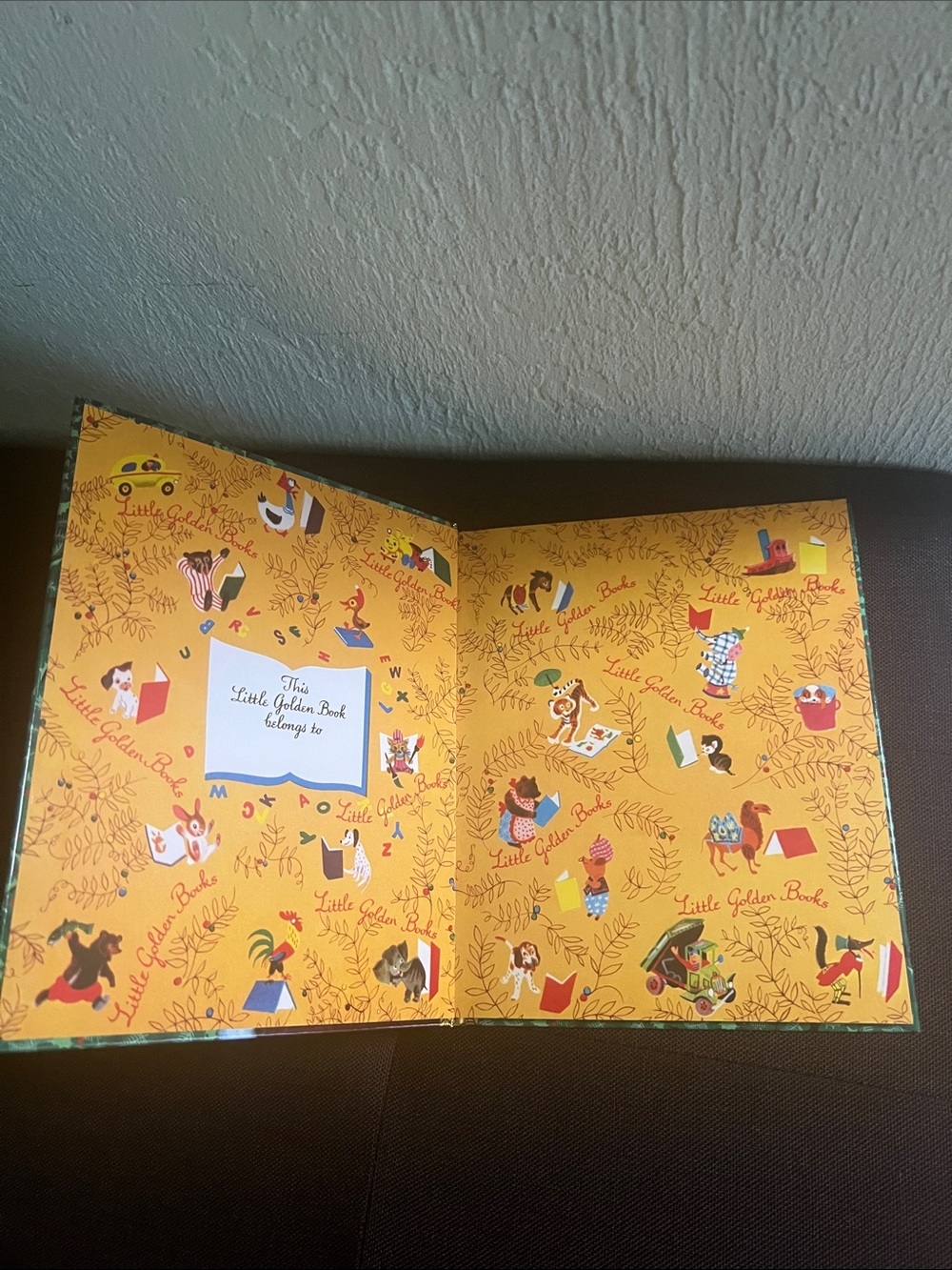 #287Everything I Need to Know About Christmas — Green Holiday Book - Picture 2 of 7
